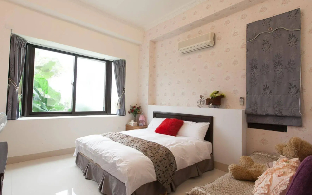 Textile Girl Romantic Homestay
