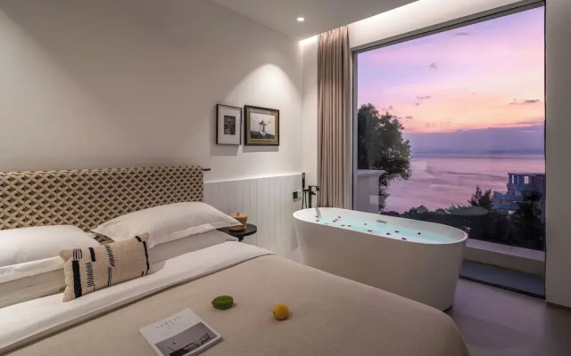 Miyue Roman Holiday Bubble Pool hotel