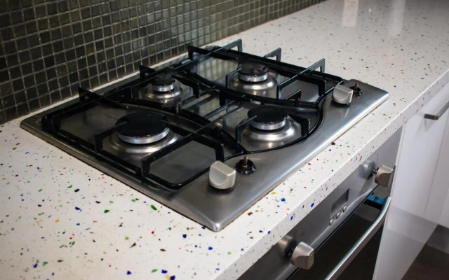 Renovated 2-bedroom flat with free parking, center
