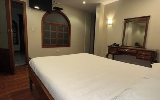 Hotel & Suites El Quijote