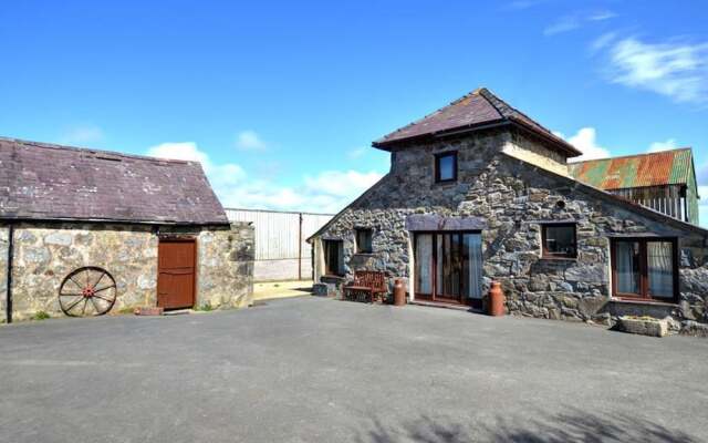 Cozy Holiday Home in Llanfaglan Near Sea