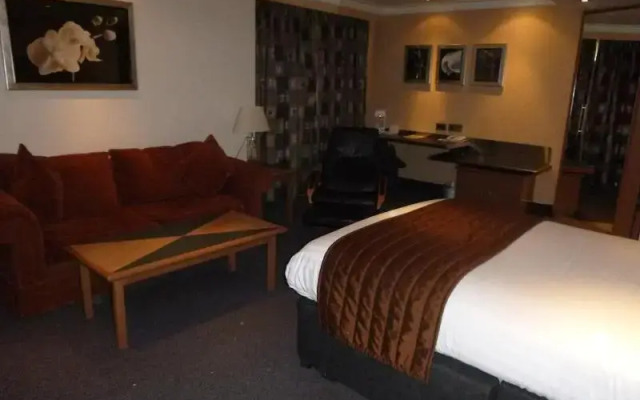 Ramada Hatfield