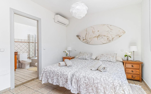 BEACHFRONT Spacious House with Pools, Bathtubs, Garden, Sea View