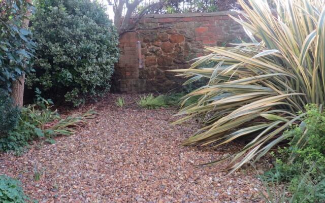 The Garden Flat Tucked Away Close To Amenities
