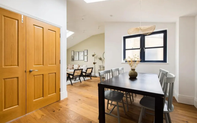 The Tooting Hideout - Dazzling 3bdr Flat With Balcony