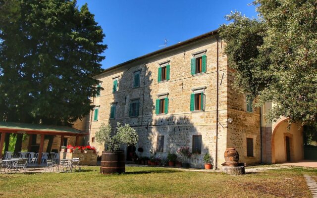 Beautiful Farmhouse with Hot Tub in Umbria