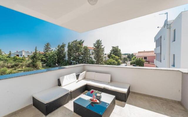 Villa Star 6 a centrally located ap. with a pool