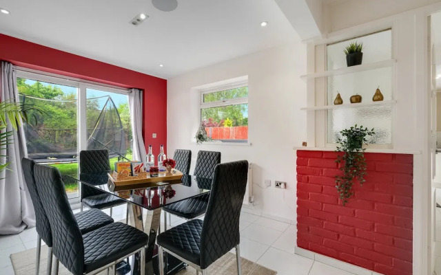 Elegant 5 Bed Home with Garden- Slough