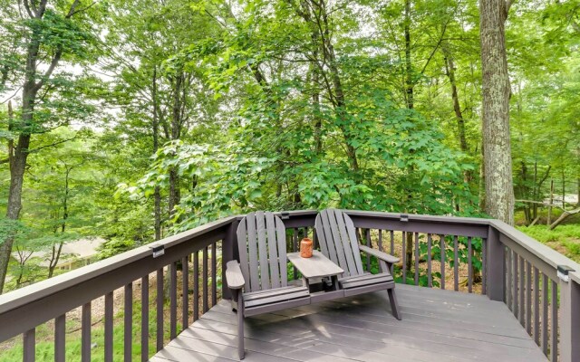 Outdoor Theater, Deck & Fire Pit: Poconos Retreat