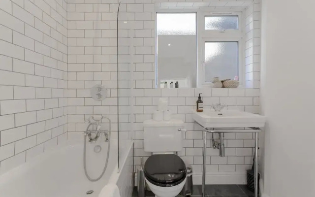 2 Bedroom Apartment Near Ladbroke Grove