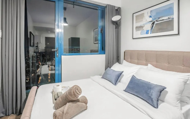 Room-sleek Studio With City Views on the