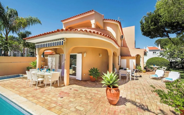 4 Bedrooms Private Pool Close To All Amenities