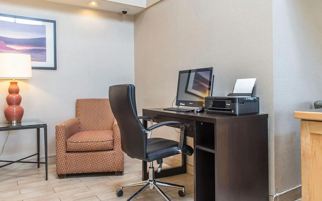 Comfort Inn Highway 401