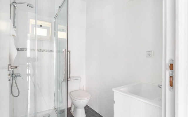 ALTIDO Stunning 4BR Apt w/terrace&seaview in Alfama