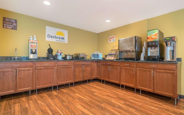 Days Inn & Suites by Wyndham Rochester Mayo Clinic South