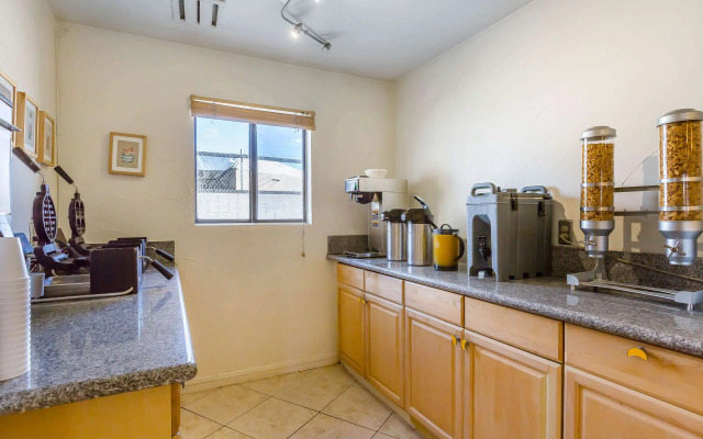 Rodeway Inn Magic Mountain Area