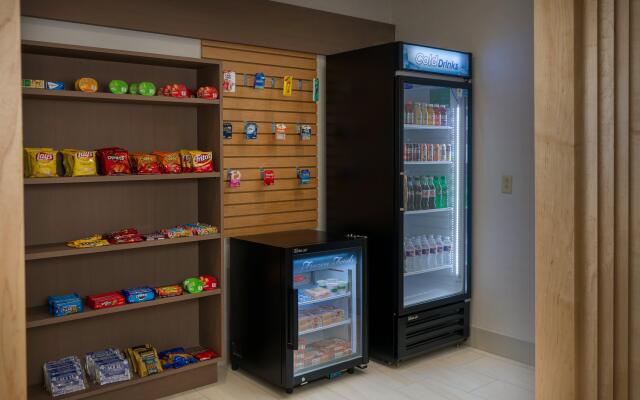 Holiday Inn Express & Suites Lawrence by IHG