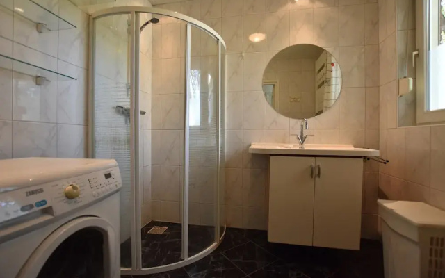 Alluring Holiday Home in Reutum-Weerselo with Hot Tub