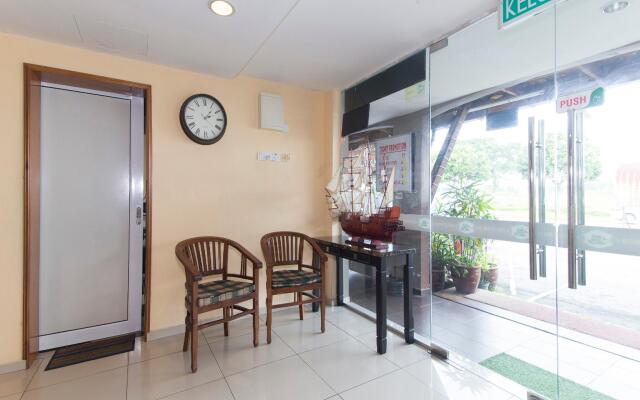 OYO 415 Straits Settlement Inn