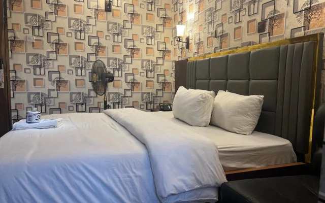 Ice Suites And Apartment