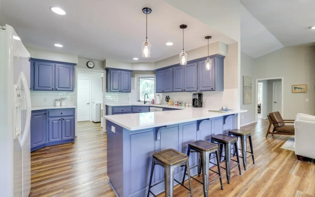 The Bella Vista Lakeside Treehouse: Dock & Kayaks!