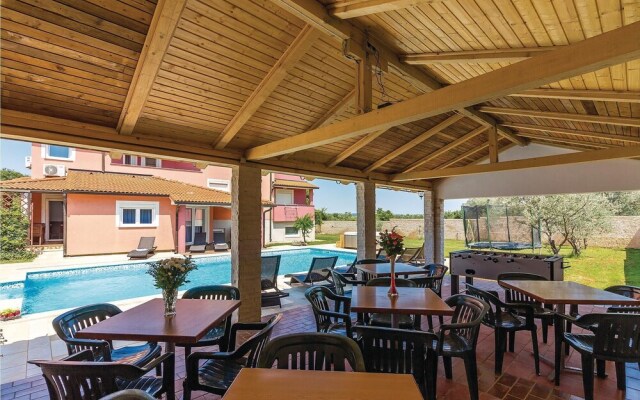 Beautiful Home in Pula With Wifi and 7 Bedrooms