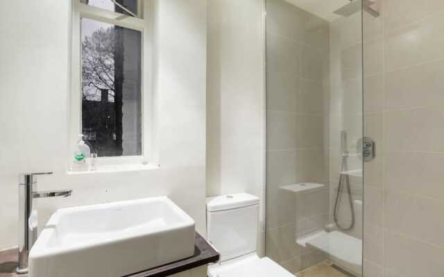 Flat For 4 Moments From Notting Hill And Subway