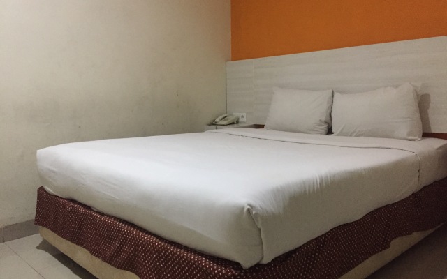 RedDoorz Plus @ Hotel Alden Makassar