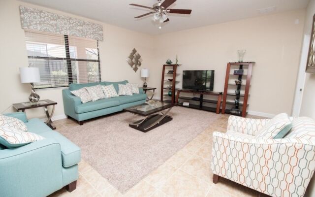 5 bedroom home with private pool