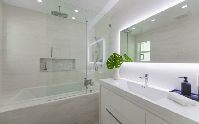 Amazing renovated home close to the Bay