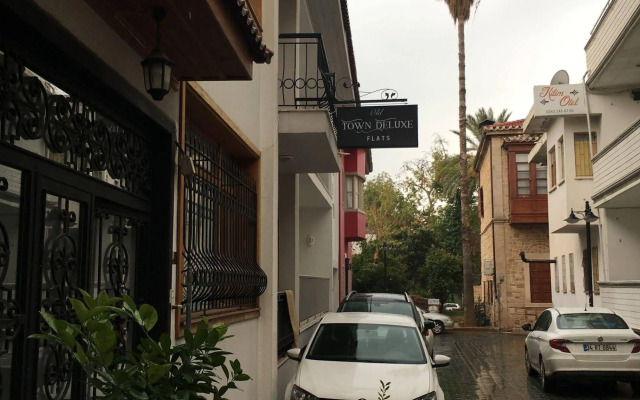 Old Town Deluxe Flats