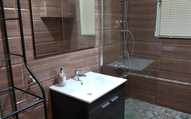 Menta errathens Apartment - Athens Center, 5 BD, 2 BATH