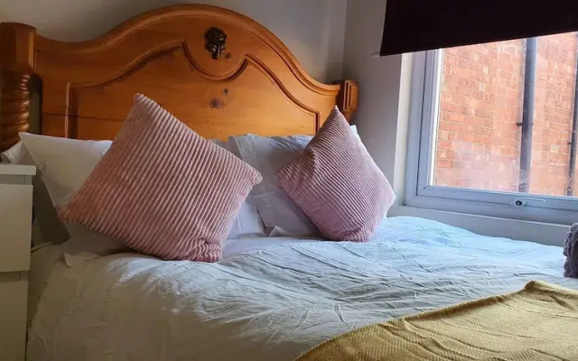 Room in Guest Room - Nice Large Room in Coventry
