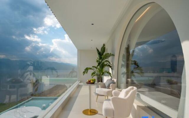 Dali First Glimpse Cloud Top Cliff Beauty Hostel