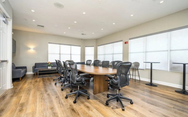 Beautiful Modern Condo, Near Parks-2012