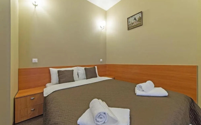 Anichkov Bridge Living Quarters