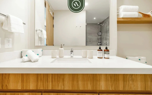 Elegant 1 BR Condo - Beachfront - Pools - King