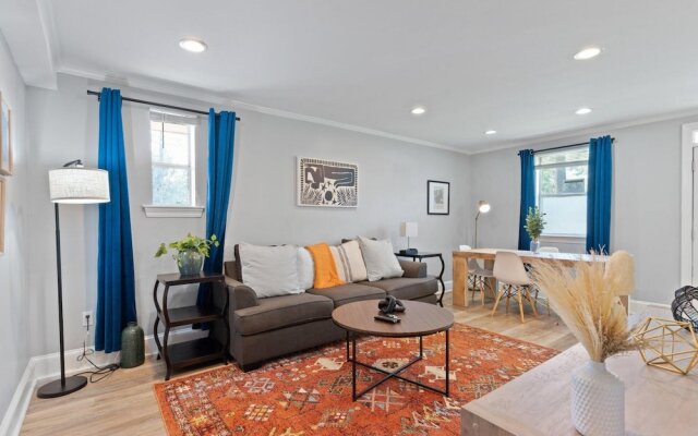 Quiet Retreat Off Magazine w Balcony Parking