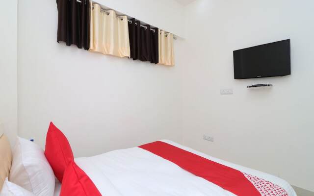 OYO 13406 Hotel Golden Leaf