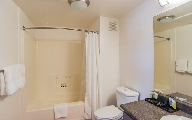 The Luxe Suites of Oceanside with Pool & Gym