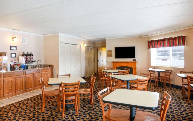 Econo Lodge Darien Lakes