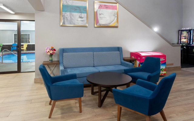 AmericInn by Wyndham Reedsburg