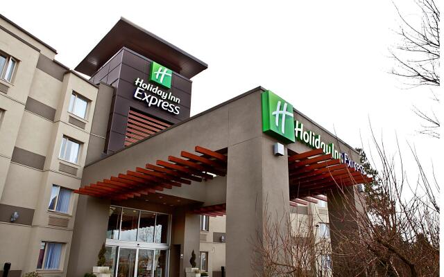 Holiday Inn Express & Suites Langley, an IHG Hotel