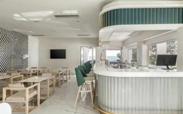 Kakkos Bay Hotel and Bungalows