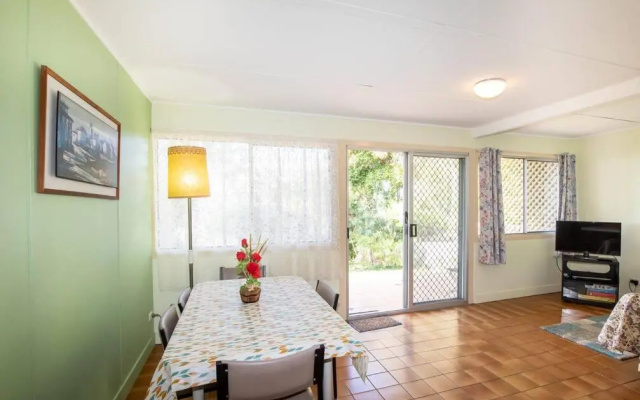 ARCADIA -Straddie original 3 bedroom house with ocean views – Guest Rooms – Point Lookout