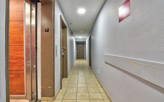 Econo Lodge Inn & Suites