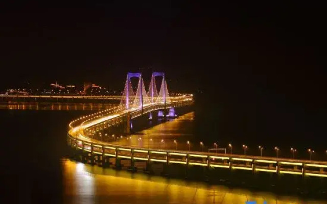 Home Inn Plus (Dalian Development Zone Jinma Road Wanda Plaza)