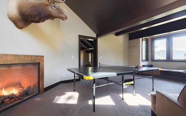 Bronson by AvantStay | Sleeps 17! On the Slopes! Squaw Valley w/Hot Tub&Fire Pit