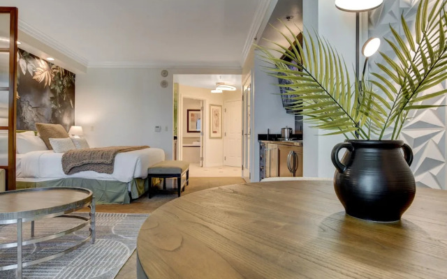 Premium Suite w/balcony at The Signature
