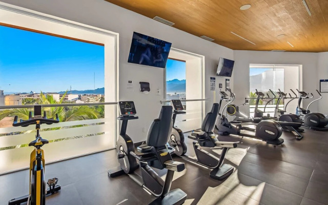 Gorgeous 1BR Condo With Pools Sea Views